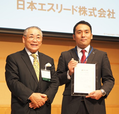 CRM協議会の藤枝純教会長（写真左）と 日本エスリードの事業本部企画課丸井達郎係長（同右）